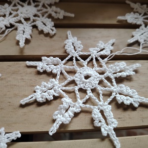 3 db horgolt angyalka + 10 db horgolt hópehely - karácsony - karácsonyi lakásdekoráció - karácsonyfadíszek - Meska.hu