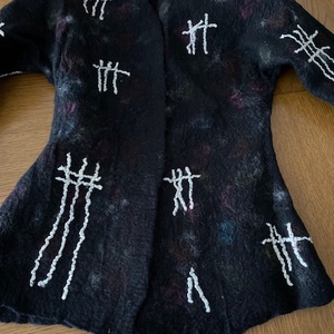  Kettő az egyben Fregoli Fekete mintas nemezelt gyapjú kabat mindket oldalán mas mintaval. 40-42 méret  - ruha & divat - női ruha - blézer & kosztüm - Meska.hu