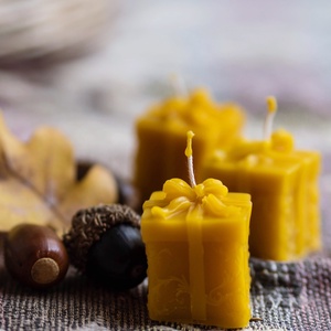 Kis ajándék /tortára is tehető gyertya/ - karácsony - adventi díszek - adventi gyertyadíszek és koszorúdíszek - Meska.hu