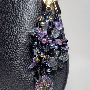 Fekete, lila irizáló színű, táskaékszer, táskadísz, mandala dísszel.  - táska & tok - kulcstartó & táskadísz - táskadísz - Meska.hu Fekete, lila irizáló színű, táskaékszer, táskadísz, mandala dísszel.  - táska & tok - kulcstartó & táskadísz - táskadísz - Meska.hu