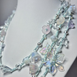 Horgolt nyaklánc, halvány pasztell árnyalatokkal, Ékszer, Nyaklánc, Hosszú nyaklánc, Horgolás, Horgolással készített nyaklánc, áttetsző gyöngyökkel, virágokkal, pillangókkal díszítve. ??
Többfél..., MESKA