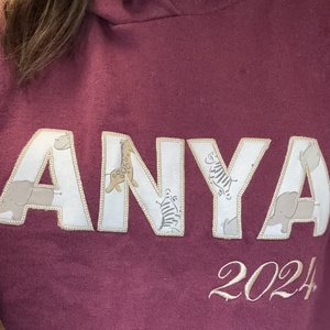 Emlékőrző pulcsi egyedi feliarttal - Meska.hu