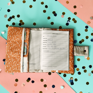 Egészségügyi kiskönyv borító okmány zsebekkel - Színvariációk - játék & sport - babalátogató ajándékcsomag - Meska.hu