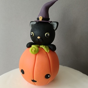 Boszorkánycica tökön  Halloween tortadísz - otthon & életmód - konyhafelszerelés, tálalás - sütés, főzés - sütidísz - Meska.hu