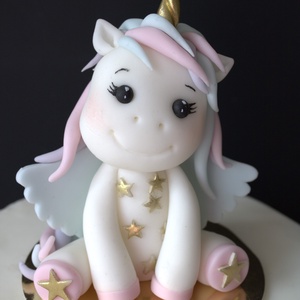 Kézműves fondant unikornis cukorfigura kék szárnyakkal  nagy méretű tortadísz gyerekeknek, Otthon & Életmód, Konyhafelszerelés, tálalás, Sütés, főzés, Sütidísz, Gyurma, MESKA