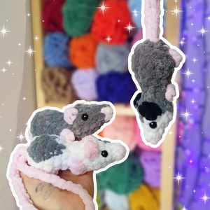 Horgolt patkány / oposszum táskadísz � kézzel készült amigurumi plüss, több színben - táska & tok - kulcstartó & táskadísz - táskaakasztó - Meska.hu
