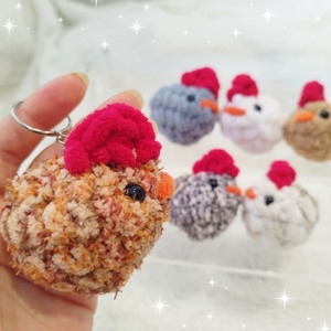 Horgolt csirke kulcstartó � kézzel készült mini amigurumi tyúk, több színben - táska & tok - kulcstartó & táskadísz - kulcstartó - Meska.hu