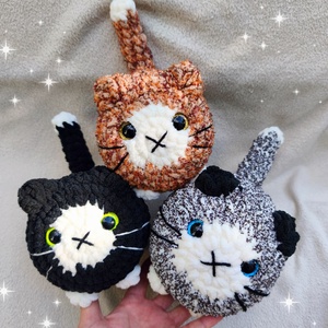 Horgolt duci cica plüss � kézzel készült amigurumi plüss figura, Játék & Sport, Plüssállat & Játékfigura, Cica, Horgolás, MESKA