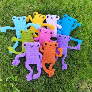 Horgolt hosszúlábú béka plüss (Leggy Frog) � kézzel készült színes amigurumi figura, Játék & Sport, Plüssállat & Játékfigura, Béka, Horgolás, MESKA