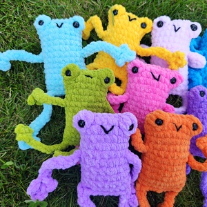 Horgolt hosszúlábú béka plüss (Leggy Frog) � kézzel készült színes amigurumi figura - játék & sport - plüssállat & játékfigura - béka - Meska.hu