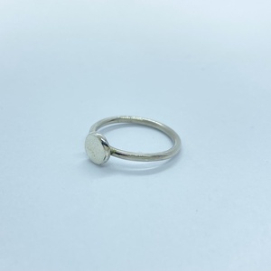 Minimalista ezüst gyűrű-kör lap dísszel - ékszer - gyűrű - figurális gyűrű - Meska.hu