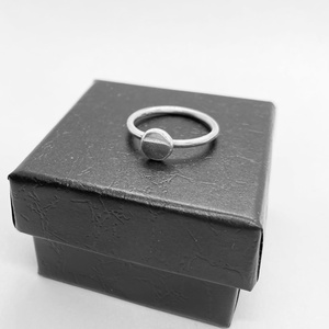 Minimalista ezüst gyűrű-kör lap dísszel, Ékszer, Gyűrű, Figurális gyűrű, Ékszerkészítés, Ötvös, MESKA