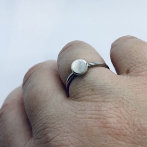 Minimalista ezüst gyűrű-kör lap dísszel - ékszer - gyűrű - figurális gyűrű - Meska.hu