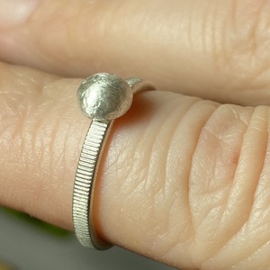 Minimalista gyűrű ezüst gömb dísszel, Ékszer, Gyűrű, Figurális gyűrű, Ékszerkészítés, Ötvös, MESKA