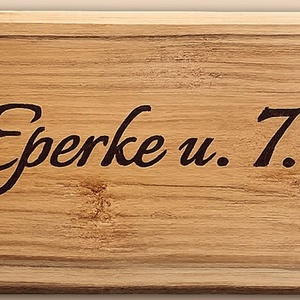 Gravírozott fa utcanév tábla lakkozva, Otthon & Életmód, Ház & Kert, Névtábla, Gravírozás, pirográfia, MESKA