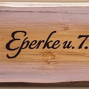 Gravírozott fa utcanév tábla lakkozva, vintage stílusra festve, Otthon & Életmód, Ház & Kert, Névtábla, Gravírozás, pirográfia, MESKA