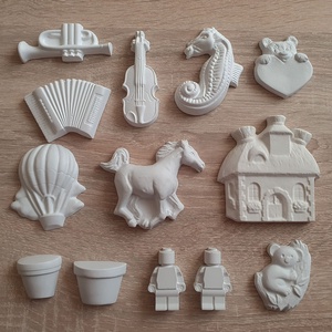 Festhető gipsz figura csomag (hangszerek, lovacska, hőlégballon, házikó, cserepek, LEGO figura, maci) - Meska.hu