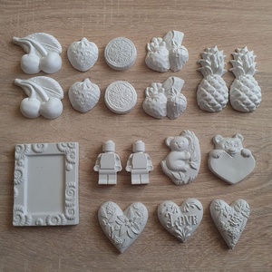 Festhető gipsz figura csomag (gyümölcsök, képkeret, LEGO figurák, macik, szívecskék) - Meska.hu