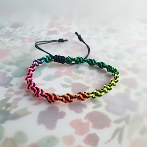 Fonott makramé karkötő - színátmenetes (rainbow) - ékszer - karkötő - fonott karkötő - Meska.hu