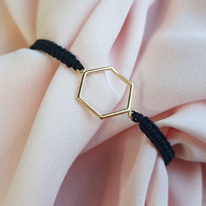 Fonott makramé karkötő, sötétzöld, arany színű hexagon medállal - Meska.hu