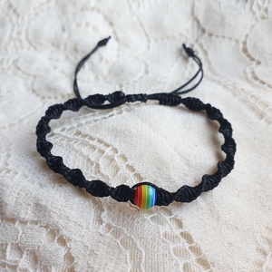 Fonott makramé karkötő - fekete, szivárvány gyönggyel - ékszer - karkötő - fonott karkötő - Meska.hu