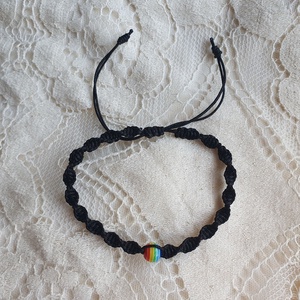 Fonott makramé karkötő - fekete, szivárvány gyönggyel - ékszer - karkötő - fonott karkötő - Meska.hu