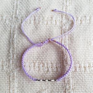 Fonott makramé karkötő, világos lila színű, és szív medállal - ékszer - karkötő - fonott karkötő - Meska.hu