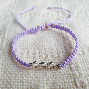 Fonott makramé karkötő, világos lila színű, és szív medállal - ékszer - karkötő - fonott karkötő - Meska.hu