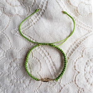 Fonott makramé karkötő, zöld, arany színű életfa medállal - ékszer - karkötő - fonott karkötő - Meska.hu