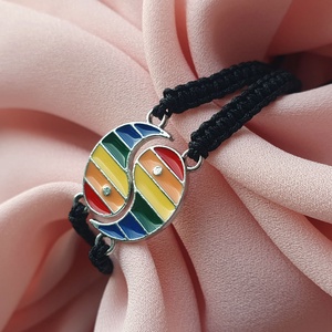 Fonott makramé barátságkarkötő, szivárvány színű, feng shui medállal - ékszer - karkötő - fonott karkötő - Meska.hu Fonott makramé barátságkarkötő, szivárvány színű, feng shui medállal - ékszer - karkötő - fonott karkötő - Meska.hu