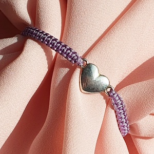 Fonott makramé karkötő - lila színben ezüst színű szíves medállal, Ékszer, Karkötő, Fonott karkötő, Csomózás, MESKA