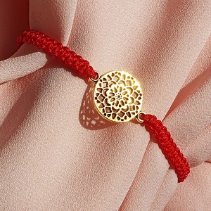 Fonott makramé karkötő, piros, arany virágos medállal, Ékszer, Karkötő, Fonott karkötő, Csomózás, MESKA