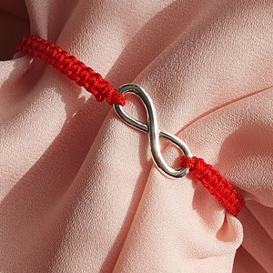 Fonott makramé karkötő, piros, ezüst színű végtelen medállal - Meska.hu