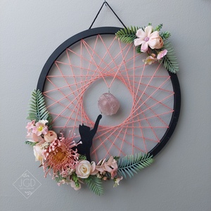 Cicás fali dísz rózsakvarccal, Otthon & Életmód, Dekoráció, Fali és függő dekoráció, Falra akasztható dekor, Csomózás, Virágkötés, MESKA