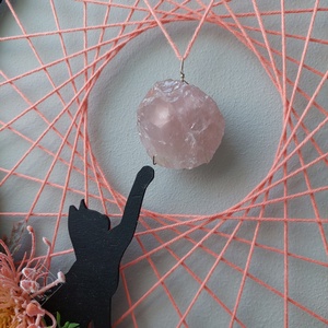 Cicás fali dísz rózsakvarccal - otthon & életmód - dekoráció - fali és függő dekoráció - falra akasztható dekor - Meska.hu