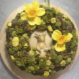 Vidám zöld nyuszi figurás ajtódísz / kopogtató - ünnepi díszek, dekorációk - húsvéti díszek és dekorációk - húsvéti ajtódísz, kopogtató - Meska.hu