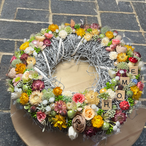 Tavaszi virágos asztaldísz home felirattal - Meska.hu