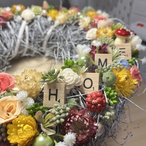 Tavaszi virágos asztaldísz home felirattal - otthon & életmód - virágdekoráció - virágdíszek - dekor koszorúk, kopogtatók - Meska.hu