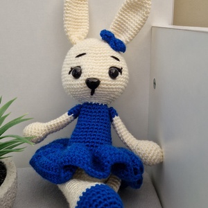 Horgolt amigurumi nyuszilány - egyedi ajándék, azonnal vihető, Játék & Sport, Plüssállat & Játékfigura, Nyuszi, Horgolás, MESKA