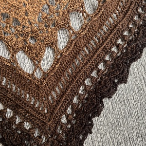 Barna horgolt kendő - ruha & divat - sál, sapka, kendő - vállkendő - Meska.hu