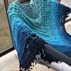 Kézzel horgolt vállkendő türkiz�kék színátmenettel, gyöngyökkel és bojttal, Ruha & Divat, Sál, Sapka, Kendő, Vállkendő, Horgolás, MESKA