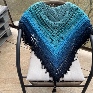 Kézzel horgolt vállkendő türkiz�kék színátmenettel, gyöngyökkel és bojttal - ruha & divat - sál, sapka, kendő - vállkendő - Meska.hu