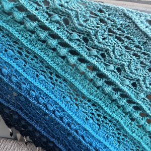 Kézzel horgolt vállkendő türkiz�kék színátmenettel, gyöngyökkel és bojttal - ruha & divat - sál, sapka, kendő - vállkendő - Meska.hu