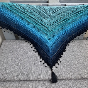 Kézzel horgolt vállkendő türkiz�kék színátmenettel, gyöngyökkel és bojttal - ruha & divat - sál, sapka, kendő - vállkendő - Meska.hu