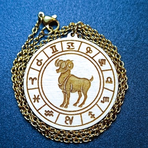 Kos horoszkópos nyaklánc � natúr fa medál, 18K aranyozott nemesacél lánccal, Ékszer, Nyaklánc, Medálos nyaklánc, Gravírozás, pirográfia, Ékszerkészítés, MESKA