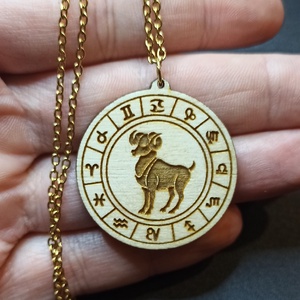 Kos horoszkópos nyaklánc � natúr fa medál, 18K aranyozott nemesacél lánccal - ékszer - nyaklánc - medálos nyaklánc - Meska.hu