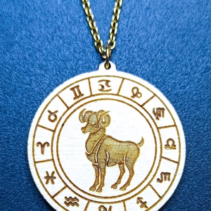 Kos horoszkópos nyaklánc � natúr fa medál, 18K aranyozott nemesacél lánccal - ékszer - nyaklánc - medálos nyaklánc - Meska.hu