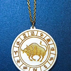 Bika horoszkópos nyaklánc � natúr fa medál, 18K aranyozott nemesacél lánccal - ékszer - nyaklánc - medálos nyaklánc - Meska.hu