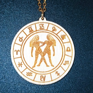 Ikrek horoszkópos nyaklánc � natúr fa medál, 18K aranyozott nemesacél lánccal - Meska.hu