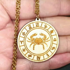 Rák horoszkópos nyaklánc � natúr fa medál, 18K aranyozott nemesacél lánccal - ékszer - nyaklánc - medálos nyaklánc - Meska.hu